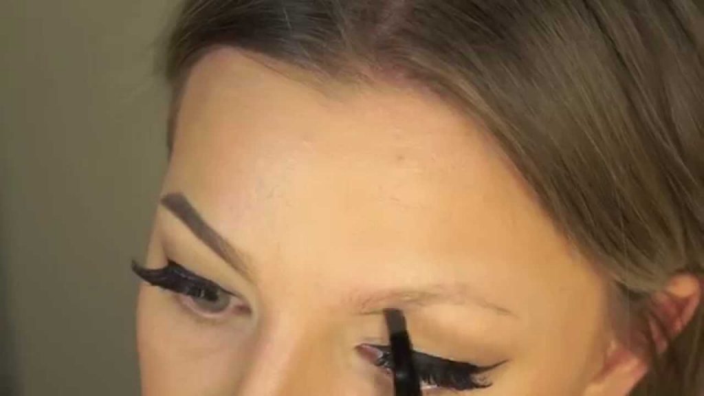 How to Fill in Eyebrows with Powder